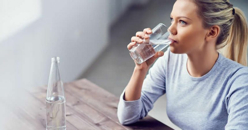 Uống nhiều nước giúp cung cấp độ ẩm cho da, góp phần giảm thiểu nếp nhăn.