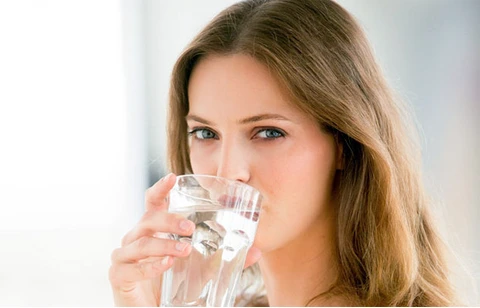 Tập thói quen uống nước bằng ly để hạn chế nếp nhăn chống lão hóa hiệu quả