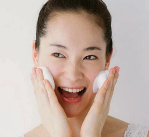 Sử dụng kem dưỡng ẩm chống khô da, chống lão hóa da