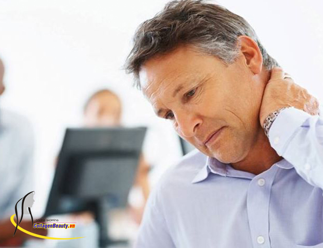 Ngồi làm việc hoặc học tập sai tư thế là một trong những nguyên nhân chính gây nên bệnh đau vai gáy