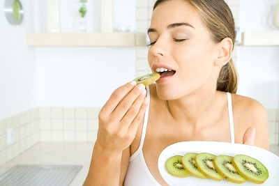 Kiwi giàu Vitamin C giúp kích thích collagen ngăn ngừa, chống lão hóa da hiệu quả