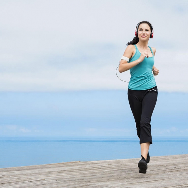 Việc chạy bộ mỗi ngày cũng là cách giảm cân sau sinh tại nhà dễ thực hiện