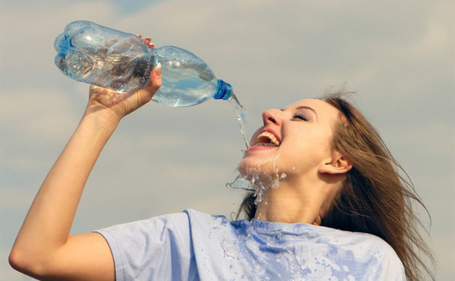Uống đủ nước không chỉ tốt cho sức khỏe mà còn là cách giảm mỡ mặt hiệu quả