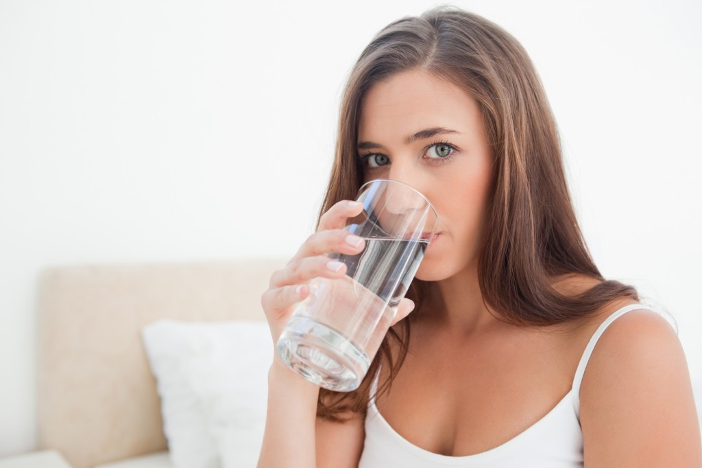 Uống nhiều nước là cách giảm cân sau sinh có thể áp dụng hằng ngày