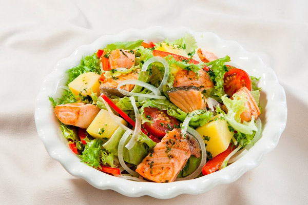 Salad cá hồi, một trong các món ăn vừa ngon vừa tốt cho việc giảm cân giảm mỡ. 