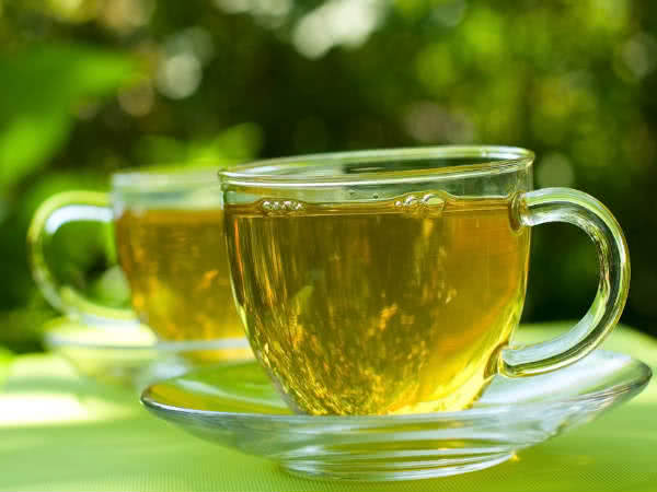 Uống trà xanh giúp giảm lượng cholesterol, giảm nguy cơ tim mạch