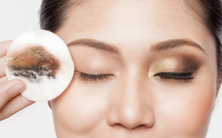 Tẩy trang vùng mắt theo hướng từ trong ra ngoài từ dưới lên trên