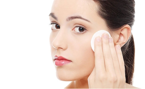 Tẩy trang khuôn mặt theo hướng từ dưới lên trên và chuyển động tròn