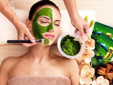 Thường xuyên đắp mặt nạ từ bột trà xanh sẽ giúp giảm mụn ẩn và thâm nám đáng kể