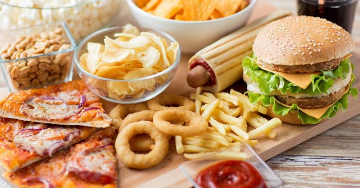 Pizza, burger, hotdog,... chứa rất nhiều chất béo và calories