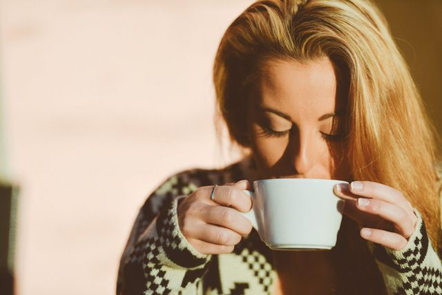 uống cà phê vào buổi tối cũng là một trong những tác nhân làm cho bạn trở nên khó ngủ và còn có thể gây tăng cân