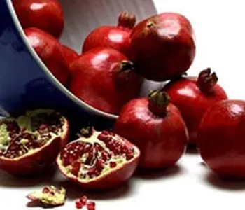 Làm mịn da từ nước ép hạt lựu