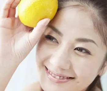 14 biện pháp tự nhiên làm mờ vết sẹo thâm tàn nhang do mụn trứng cá 