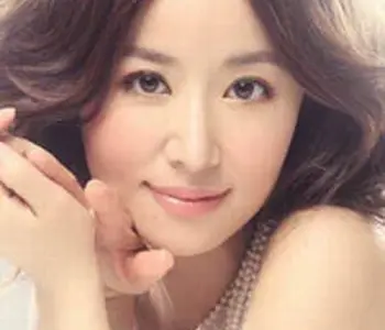 Viên uống L.C.E trị nám tàn nhang làm trắng da từ bên trong.