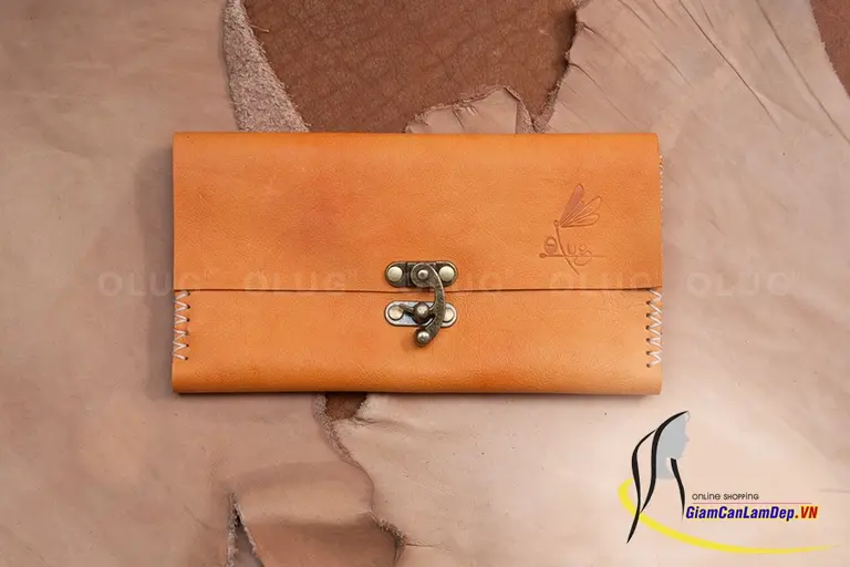 Ví nữ da thật cầm tay Handmade Olug được thiết kế tinh tế, nhỏ gọn mang lại sự tiện dụng khi sử dụng