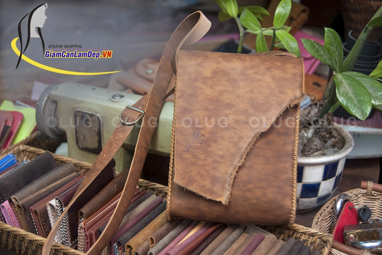 Túi xách da thật được thiết kế và may tay bởi OLUG