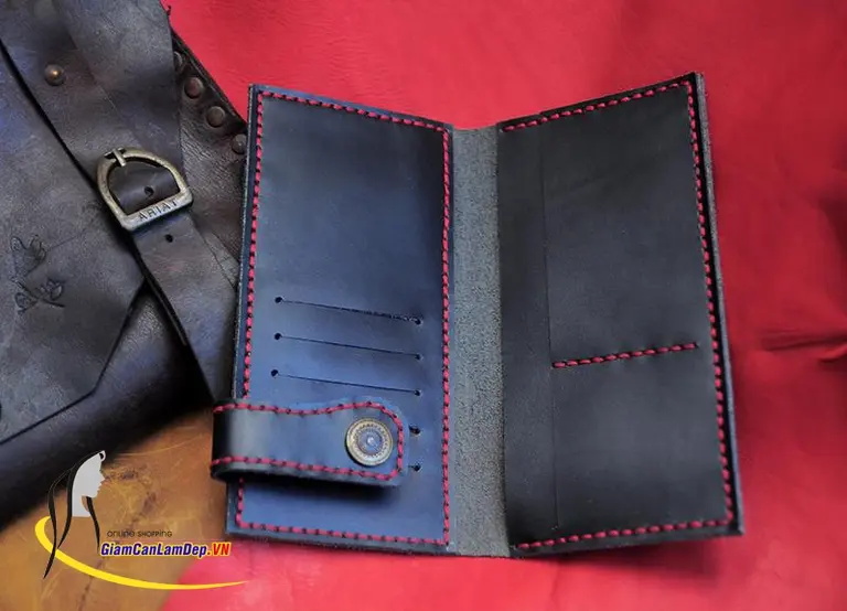 Ví nữ da thật cầm tay Handmade Olug được thiết kế tinh tế, nhỏ gọn mang lại sự tiện dụng khi sử dụng